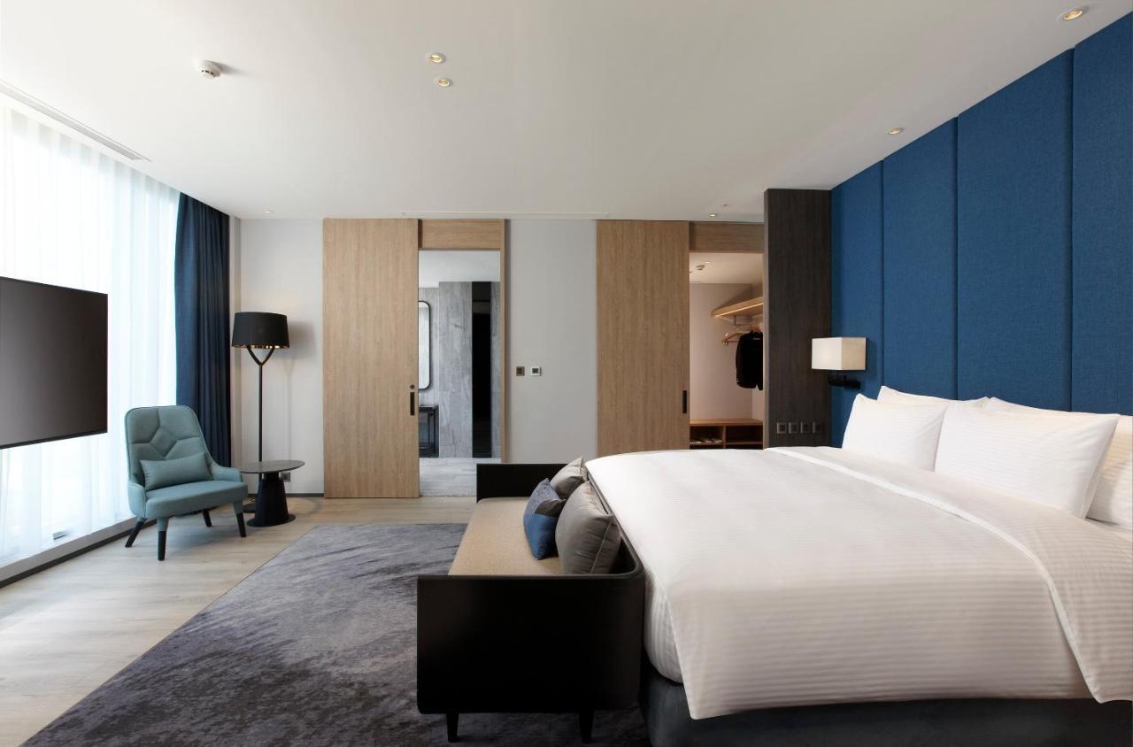 Cozzi Blu Hotel Trung Lịch Ngoại thất bức ảnh A bedroom at the hotel